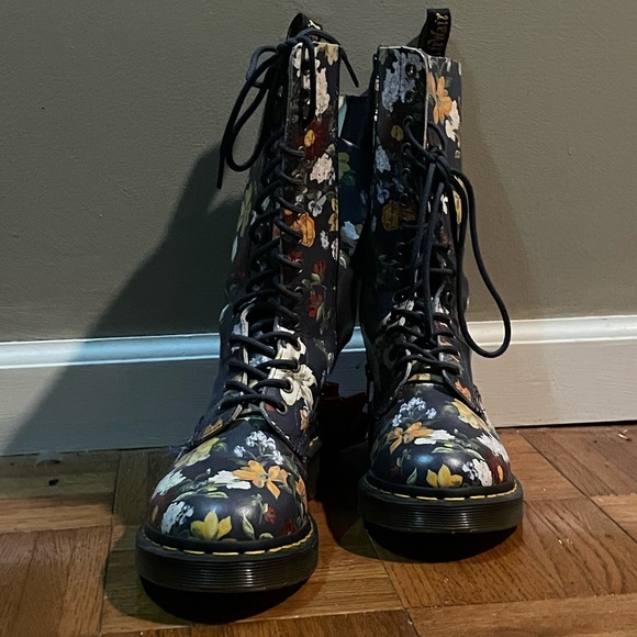 Dr. Martens flowers boots, women’s size 6 US flower print. Original. - Picture 6 of 11